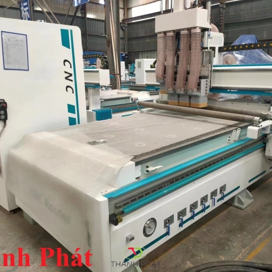 Máy CNC cắt gỗ công nghiệp bàn hút chân không tự động 4 đầu cắt 