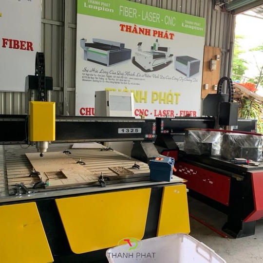 Máy CNC khổ 1325 chuyên ngành quảng cáo