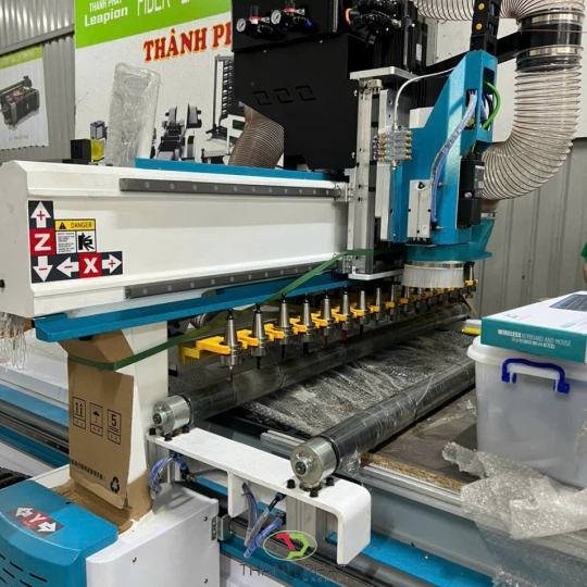 Máy CNC cắt gỗ công nghiệp 1 đầu 16 dao, thay dao tự động