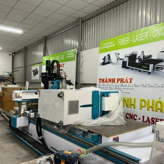 Máy CNC cắt gỗ công nghiệp 1 đầu 16 dao, thay dao tự động